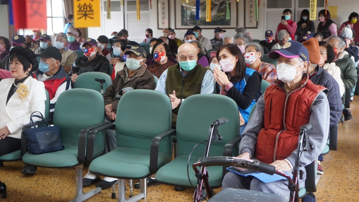 中華天使心身障才藝展演協會公益演出 送暖八德榮家慶元宵 八德榮家住民專注地欣賞中華天使心身障才藝展演協會帶來的精采演出
