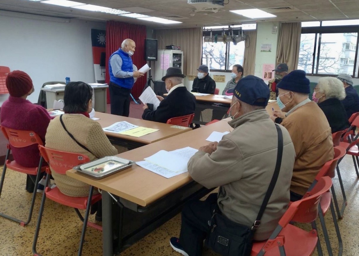 八德榮家共學讀書會 爺奶自發性快樂學習 八德榮家住民黃志勝帶領其他住民研讀養生保健知識