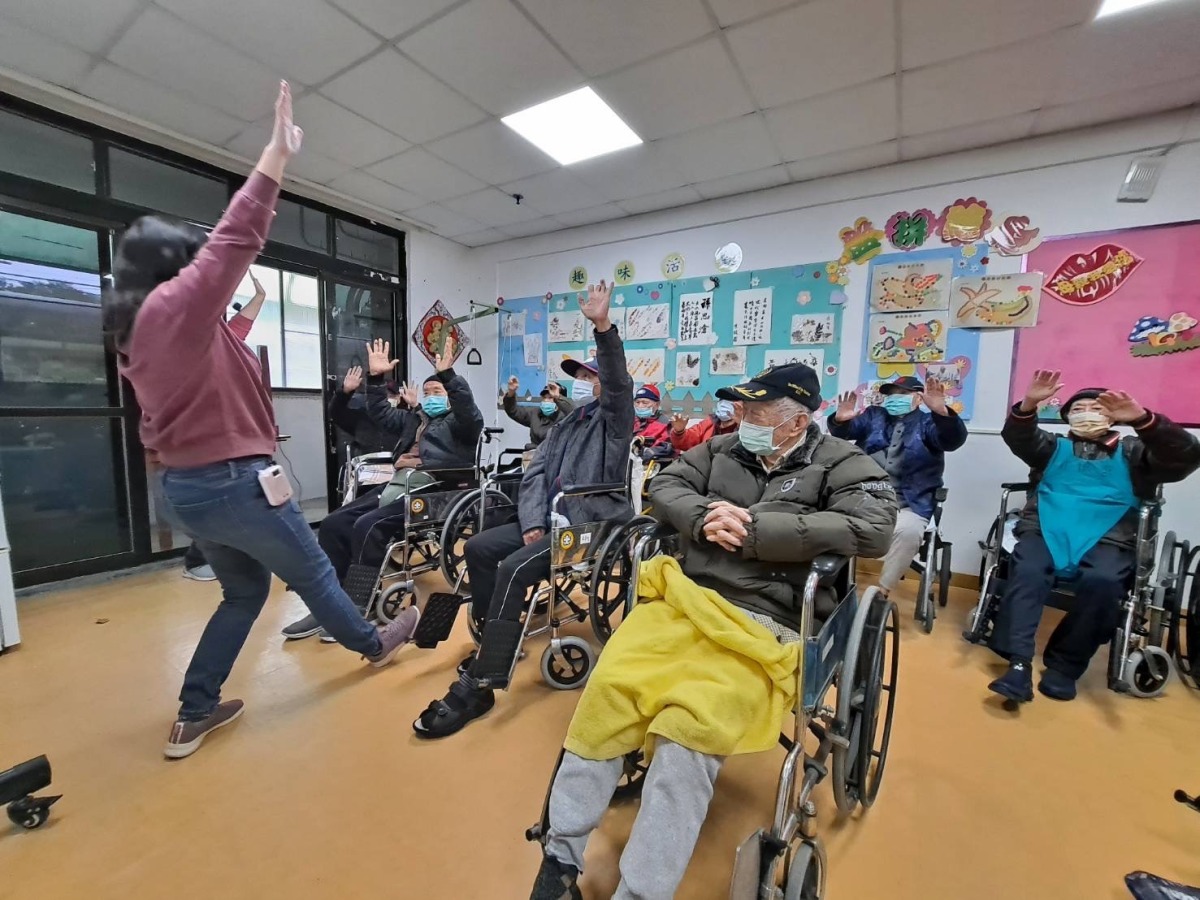 八德榮家辦預防及延緩失能課程 提升住民自理能力 八德榮家與臺北榮總桃園分院合作於榮家養護堂以團體活動形式辦理「預防及延緩失能」