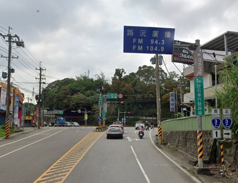 連假石門水庫大塞車 桃園交通局祭出這幾招改善 台4線右轉車道 改善前