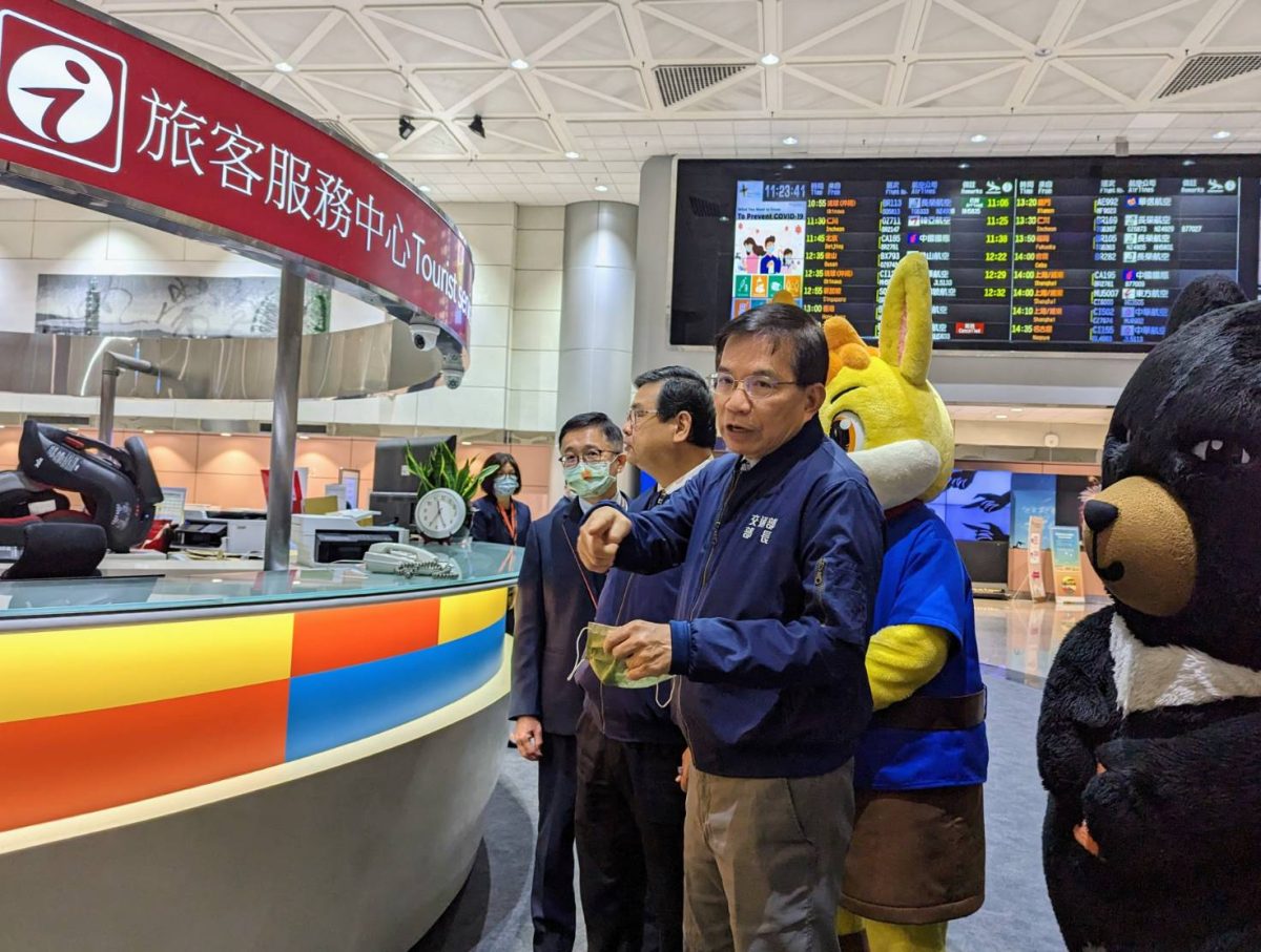 交通部長王國材視察桃機 喜迎加拿大旅客入境 圖3 scaled