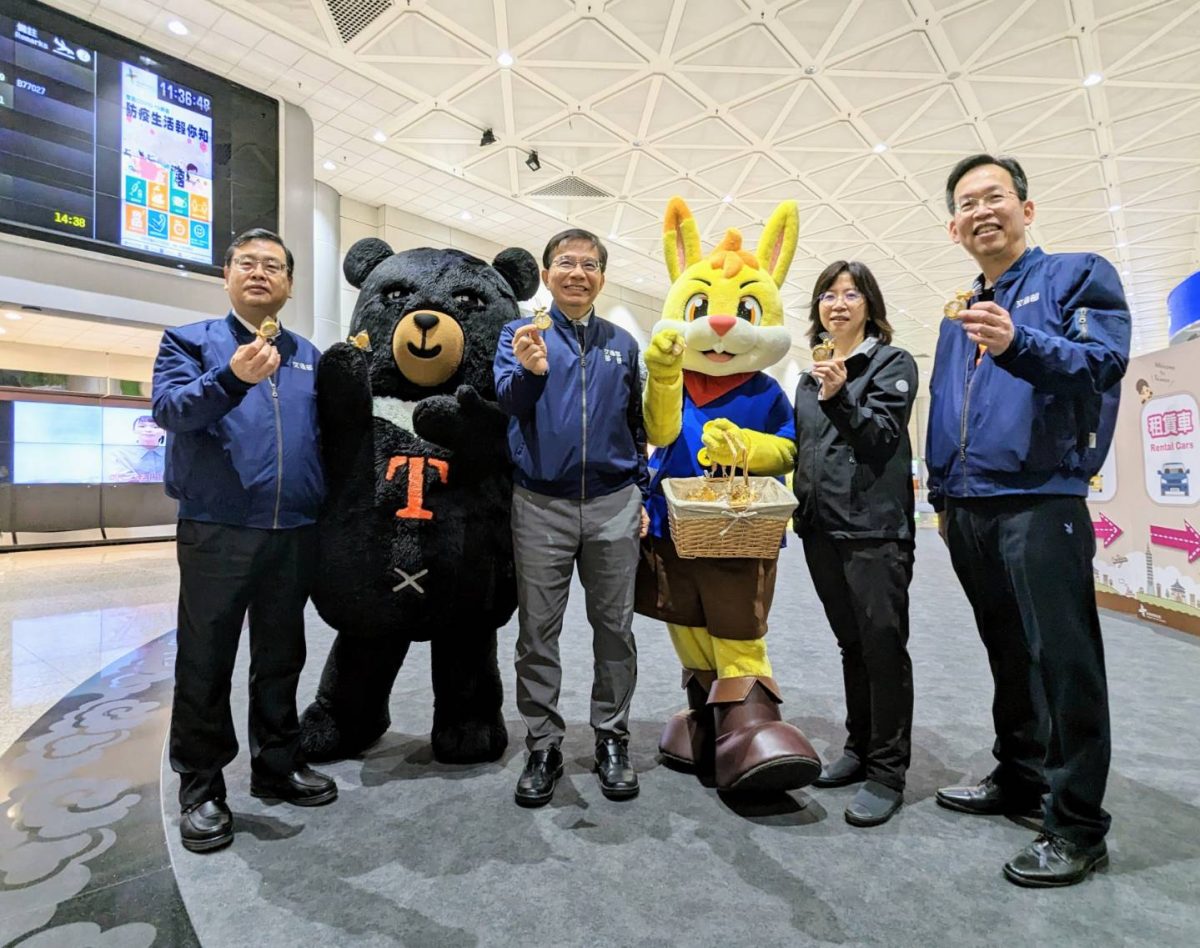 交通部長王國材視察桃機 喜迎加拿大旅客入境 圖6 scaled