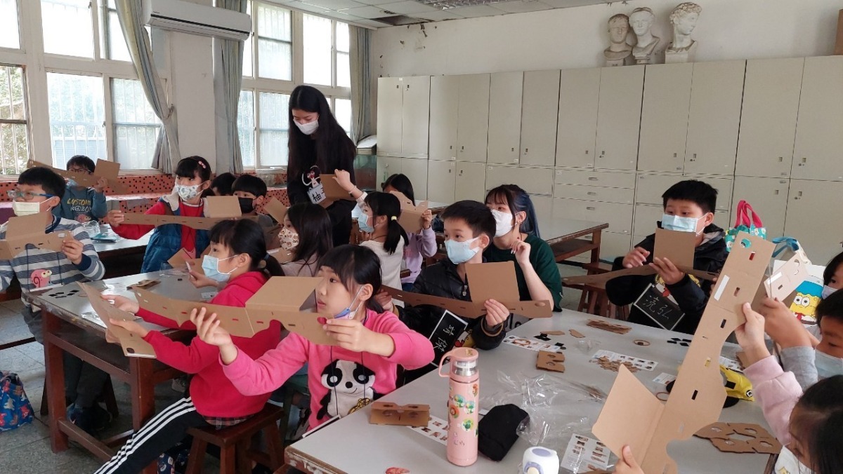 元智大學前進大埔、上湖國小 學童歡樂中汲取新知 圖二 透過手作讓孩童了解環保的重要性