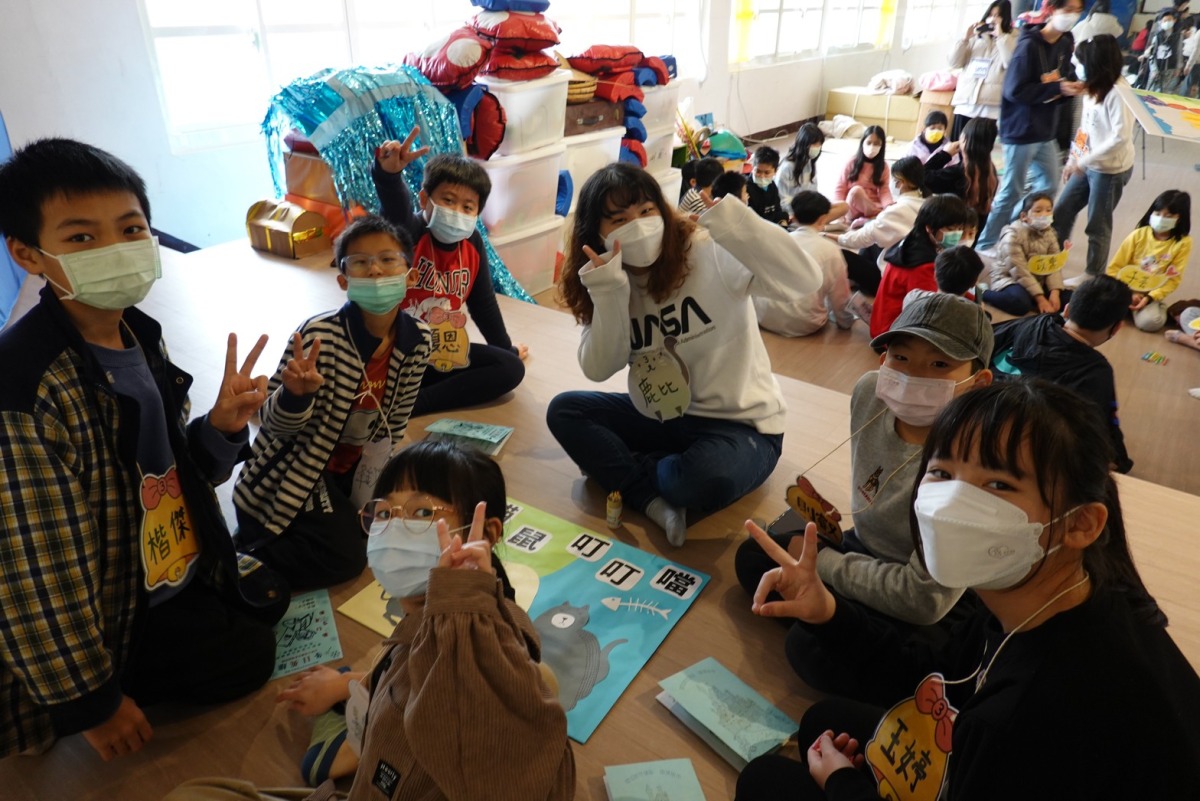 元智大學前進大埔、上湖國小 學童歡樂中汲取新知 圖四 透過遊戲讓學童學習英日語