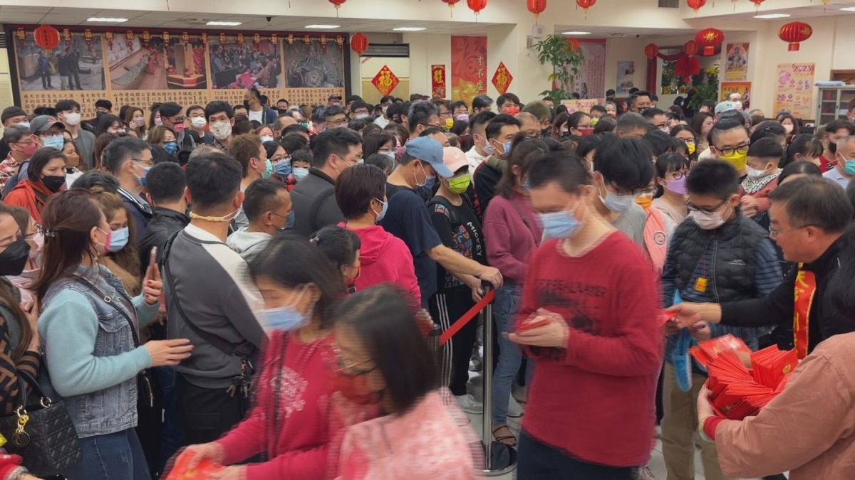 桃園威天宮忠義武財神4日降靈團拜 祈福求財加持最吉時 威天宮過年期間信眾踴躍來參拜關聖帝君領取武財神發財錢母