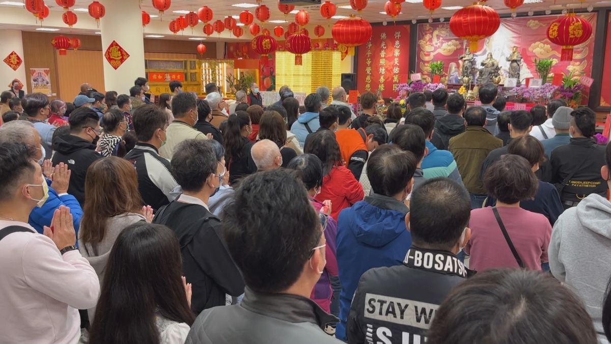 威天宮過年期間信眾踴躍來參拜關聖帝君，並領取武財神發財錢母