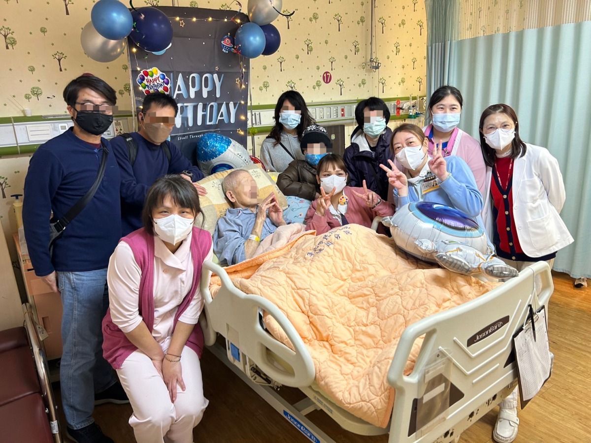 想去外太空旅行!北榮桃園分院安寧團隊助9旬翁圓夢 安寧慶生 3