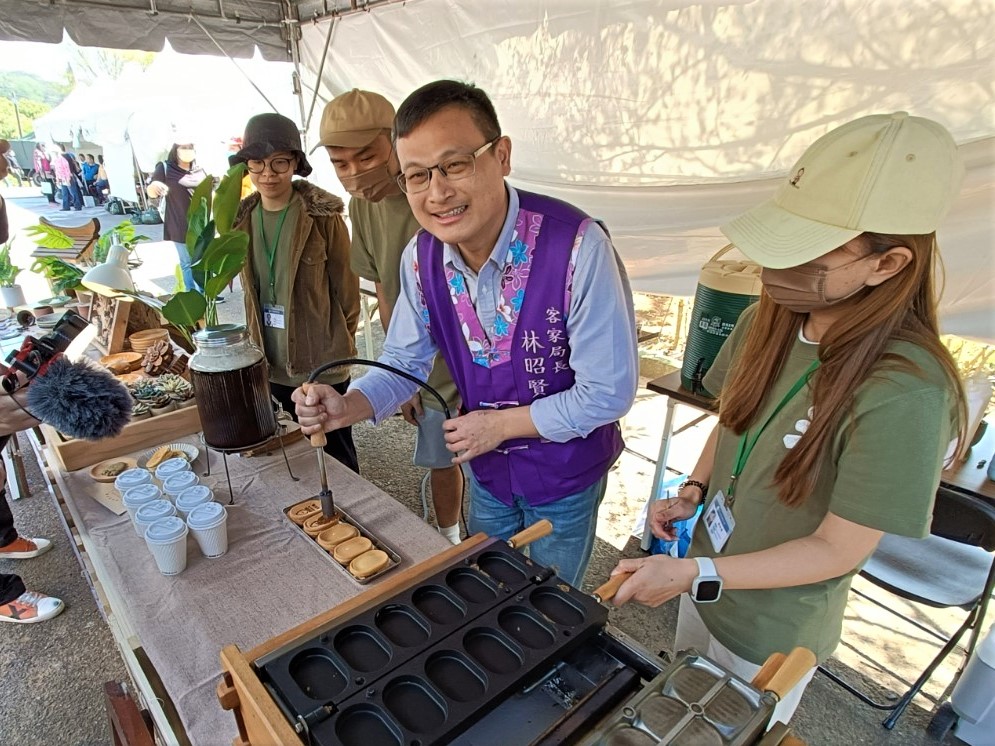龍潭魯冰花季2/19登場 帶動地方茶產業觀光行銷 客家局長林昭賢於甜點快閃店烙印雞蛋糕專屬LOGO。
