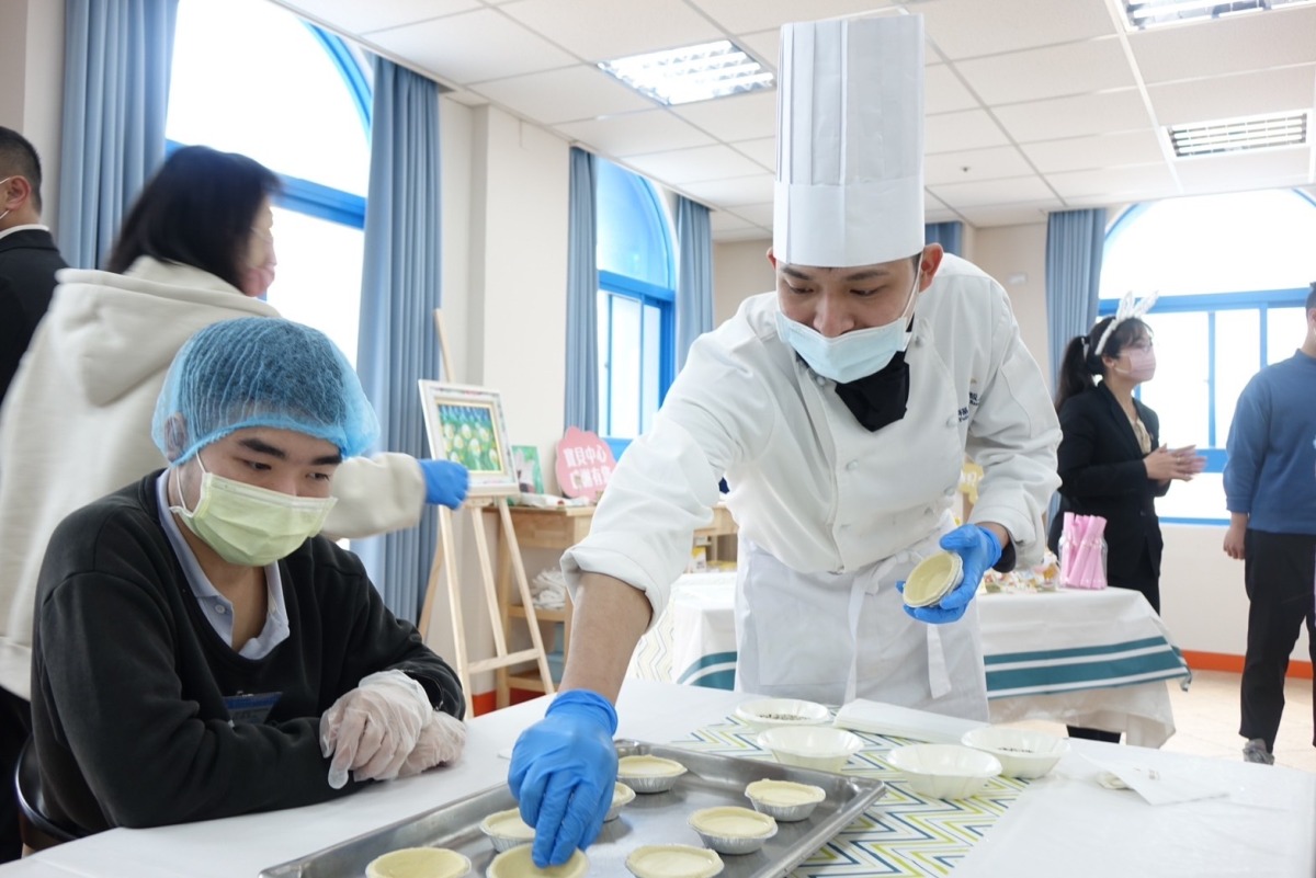 桃園福容大飯店前進寶貝潛能發展中心 慢飛天使體驗港點DIY 師傅指導身障青年朋友們製作葡式蛋塔