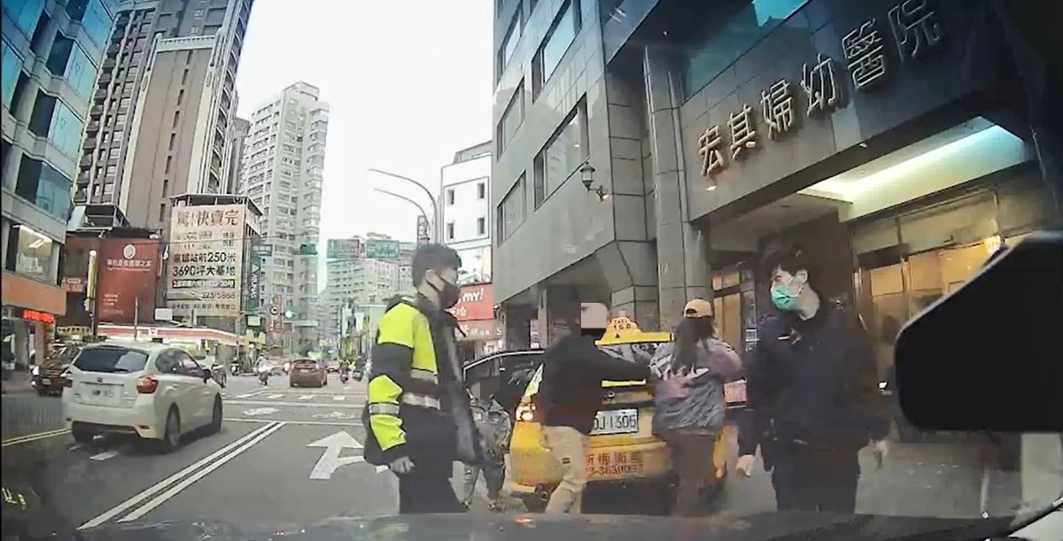 孕婦將臨盆遇塞車 中壢警前導開道護送 擷圖3 副本 副本