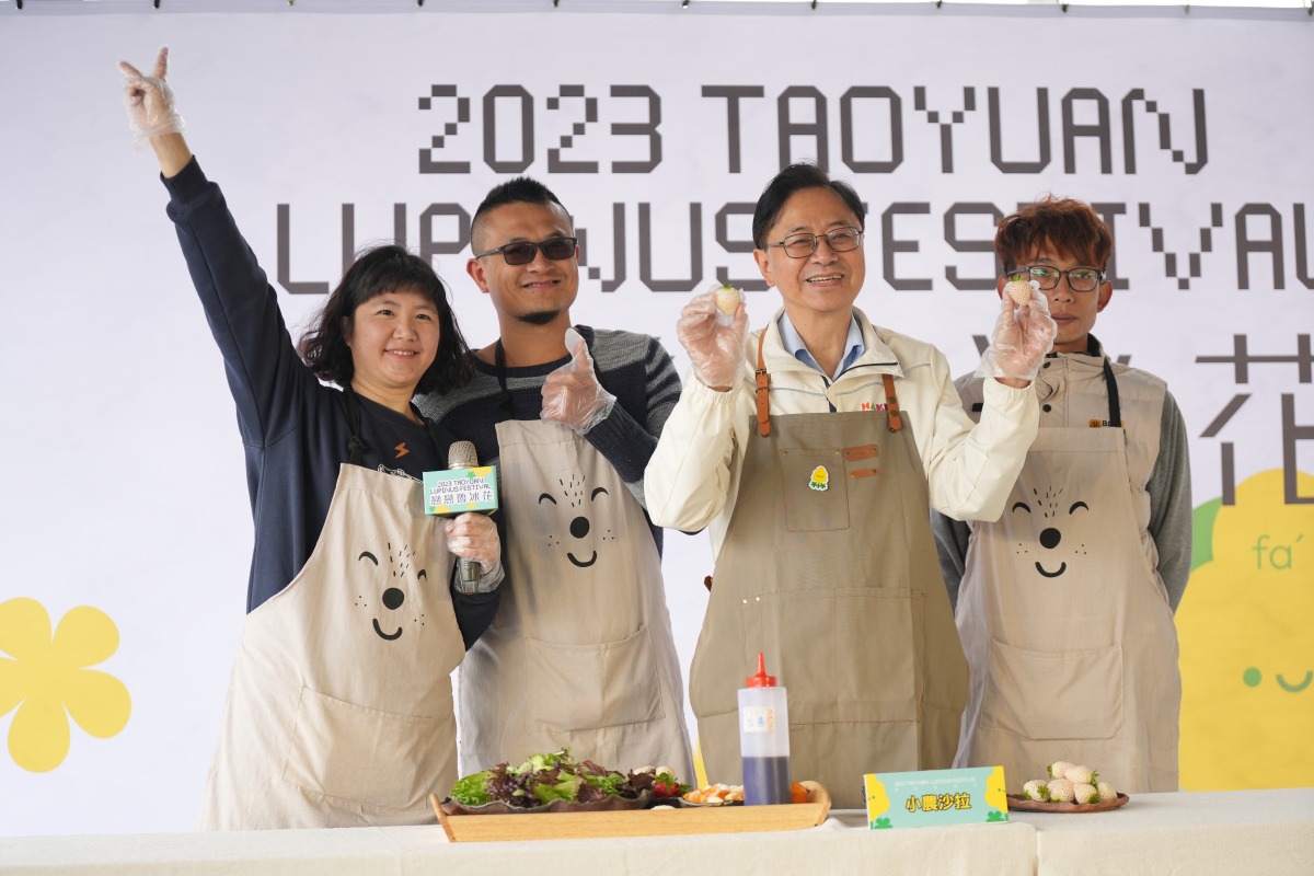 龍潭「戀戀魯冰花」熱情綻放 張善政推廣在地農產品 桃園市長張善政與在地青農一起製作小農沙拉
