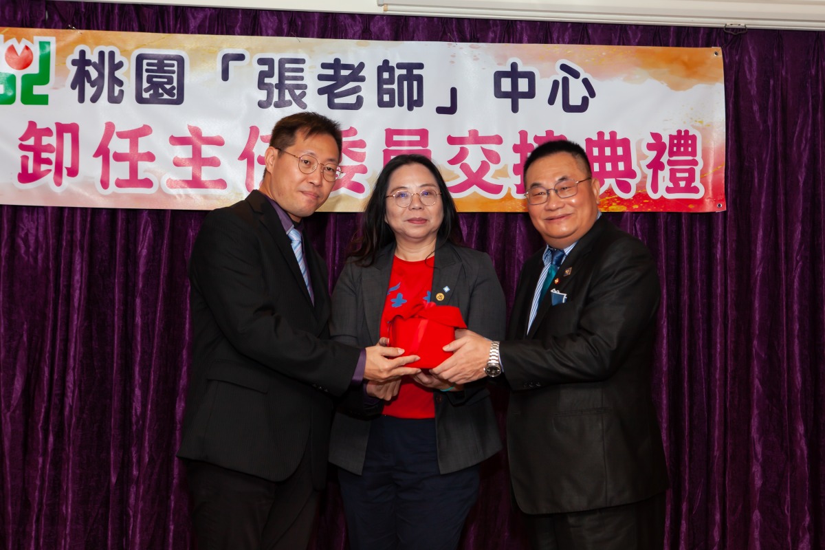 由左至右，卸任主任委員張凱翔、監交人「張老師」基金會執行長涂喜敏、新任主任委員高國安
