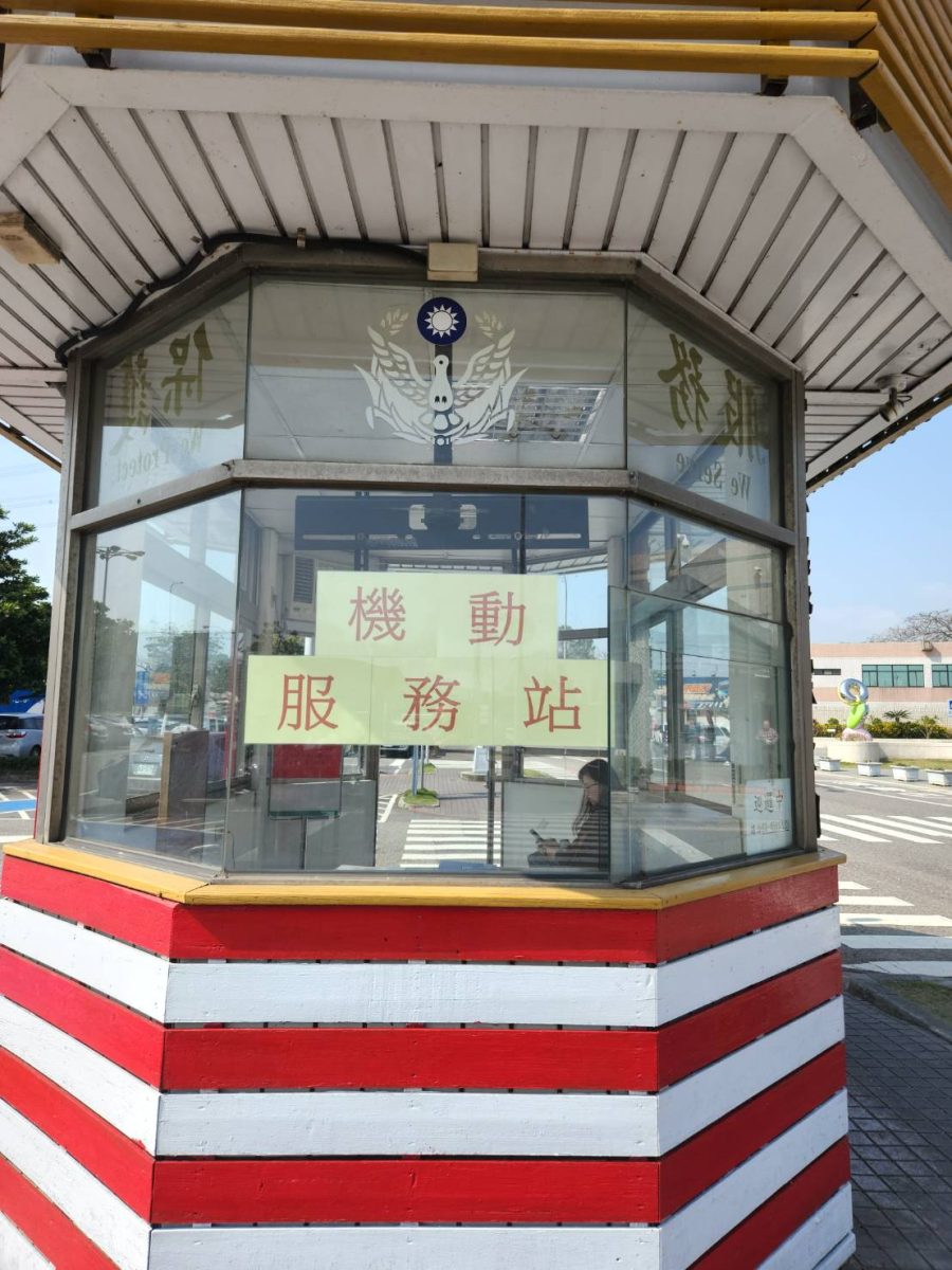 228連假中壢服務區設國道警察機動站 迷你紅班馬供孩童打卡留念 相片001 scaled