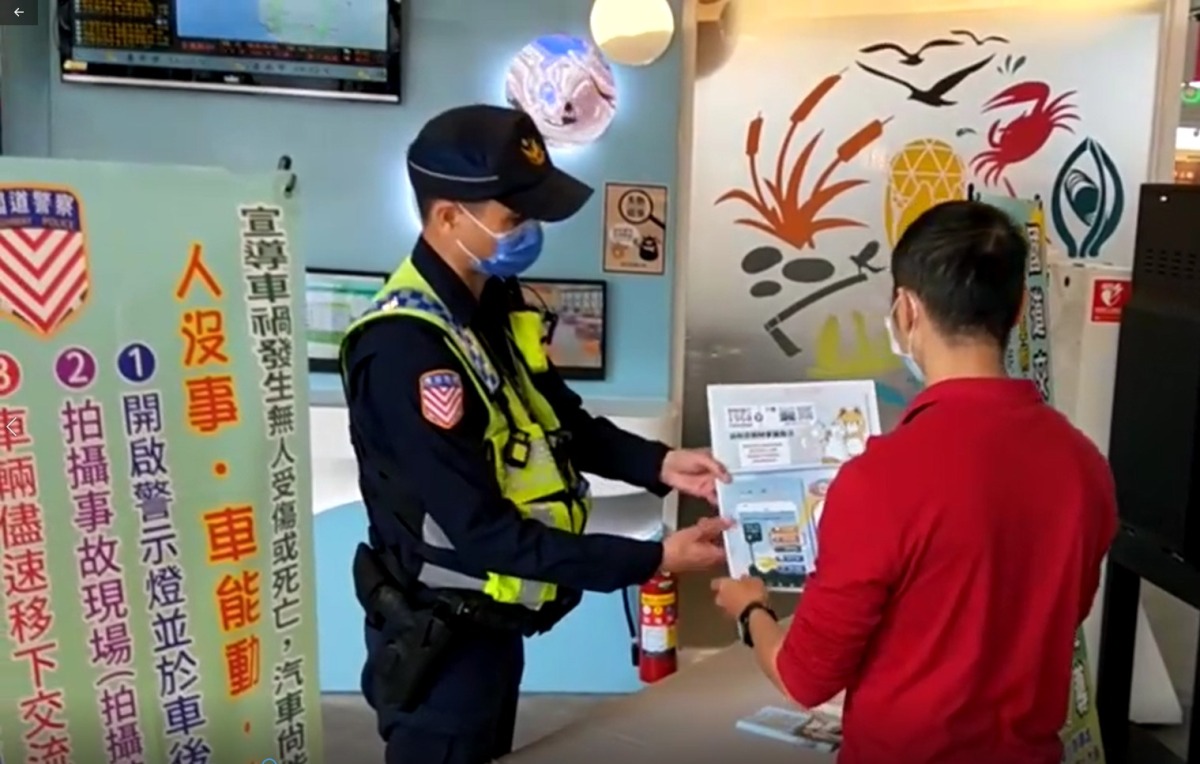 228連假中壢服務區設國道警察機動站 迷你紅班馬供孩童打卡留念 相片005