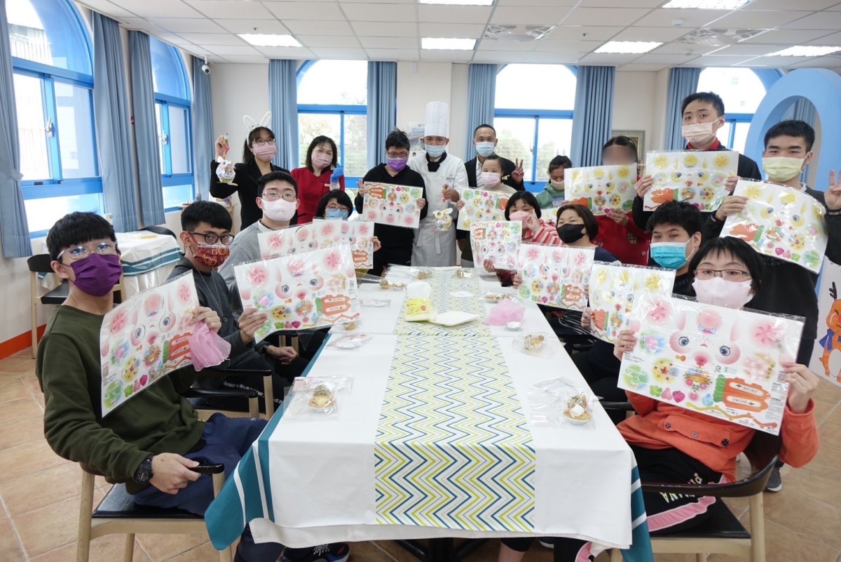 桃園福容大飯店前進寶貝潛能發展中心 慢飛天使體驗港點DIY 福容桃園元宵送愛至寶貝潛能中心進行港式點心教學及猜燈謎活動