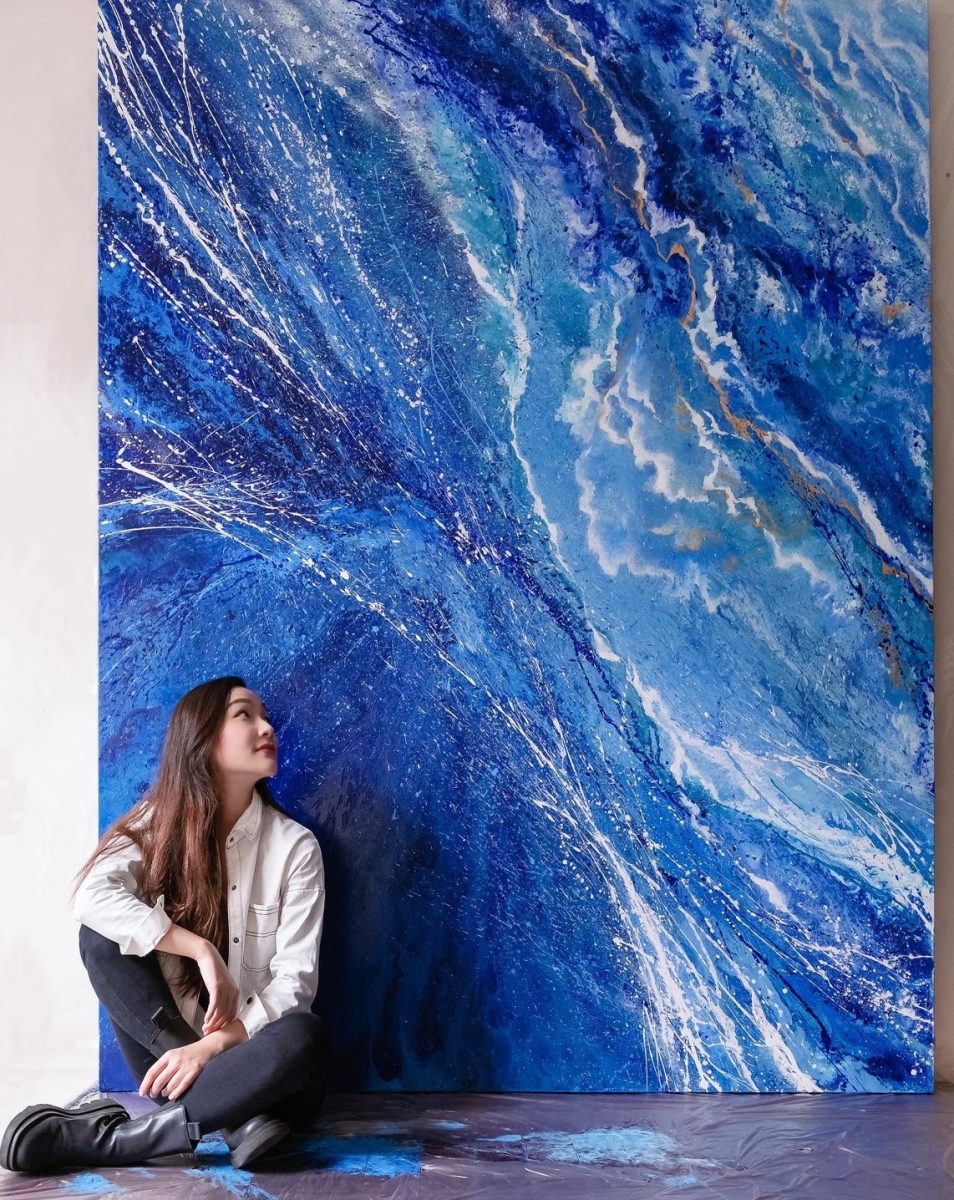 228連假去哪玩?劉米娜「心‧海特展」海科館絢麗登場 藝術家劉米娜Mina Q Liu與其作品《蘊涵》 scaled