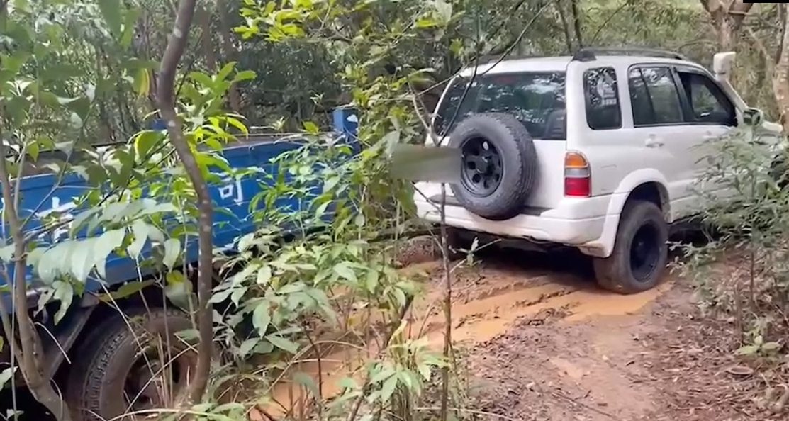 導航報錯？貨車卡泥濘動彈不得　龜山警出妙招解圍