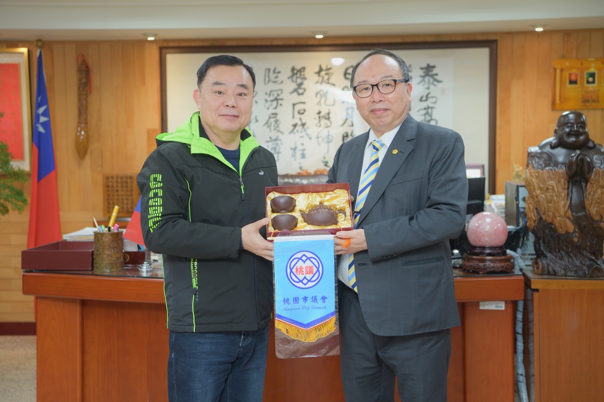 桃園商業總會與議長邱奕勝交流 盼共創經濟繁榮 議長致贈紀念品