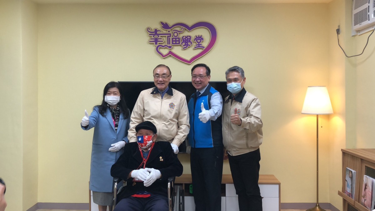 八德榮家「幸福學堂」揭牌 馮世寬與爺奶共享幸福時光 輔導會主任委員馮世寬左二、林燕卿教授左一、八德榮家104歲彭光貴爺爺、八德榮家主