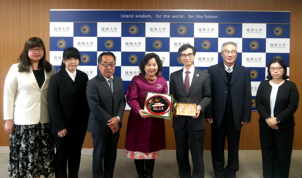 開大林玥秀校長右四與賴沅暉（右二）復校長拜訪琉球大學西田睦校長（右三）、牛窪