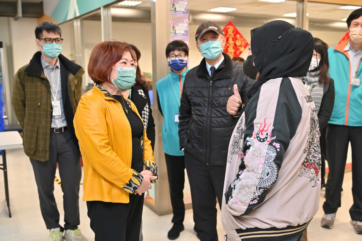 勞動部「一站式服務中心」啟用滿月 輔導逾3000名家事移工 附圖1 阿春部長與印尼移工寒暄