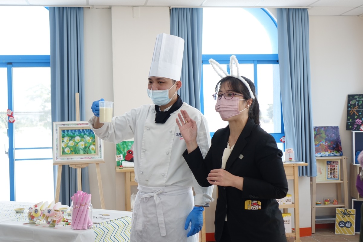 桃園福容大飯店前進寶貝潛能發展中心 慢飛天使體驗港點DIY 飯店哥哥姊姊帶著中心身障青年們一步步完成港式點心製作