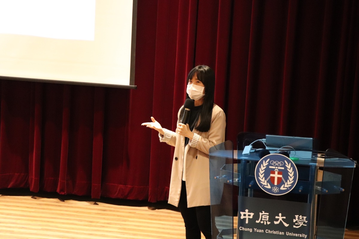 中原大學「全國商務大數據」創新競賽報名開跑 萬元獎金等你抱回家 03 大數據公司客戶成功經理馬少嬪為參賽同學進行《KEYPO大數據關鍵引擎》操作與範例講解