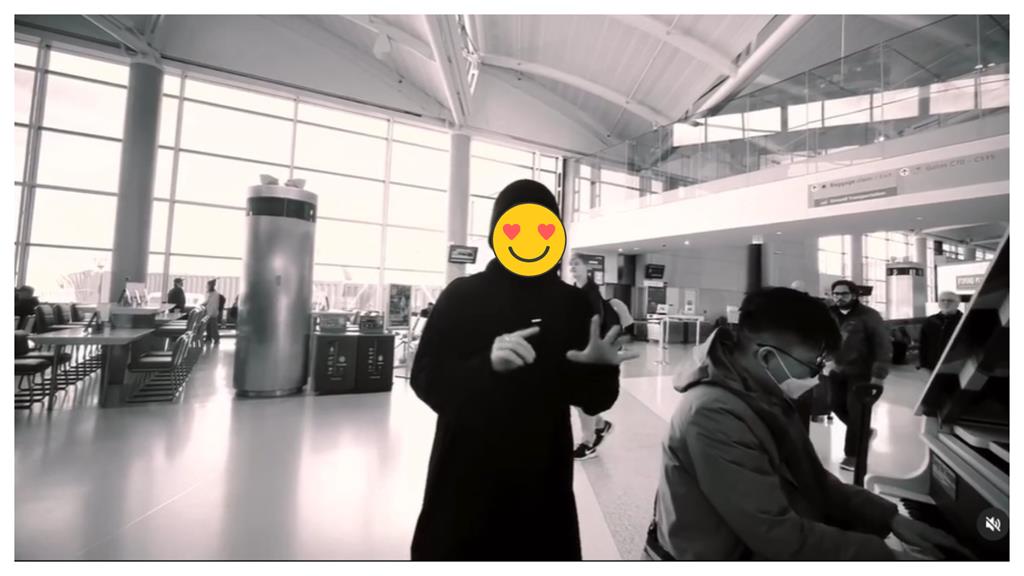 毛帽男機場即興嗨唱!身分竟是「台灣大咖男星」