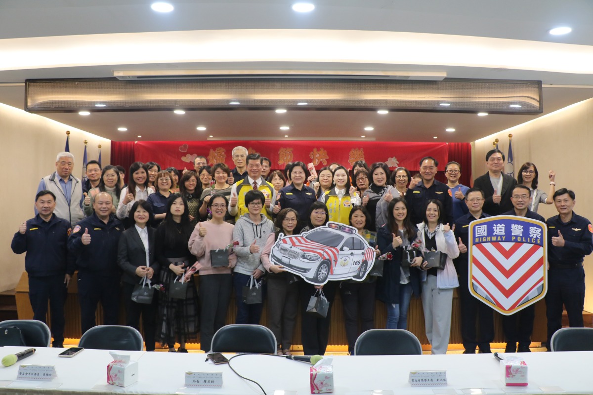 慶3/8婦女節 國道警局長廖美鈴送鮮花、巧克力 1120307國道公路警察局婦女節慶祝茶會合影