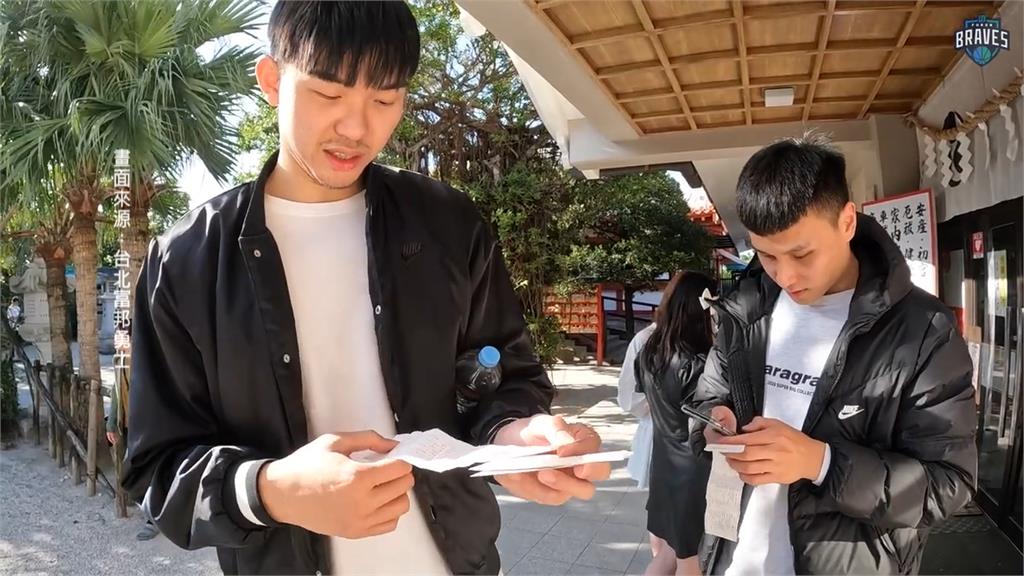 勇士小將化身觀光客 東超賽程空檔遊沖繩