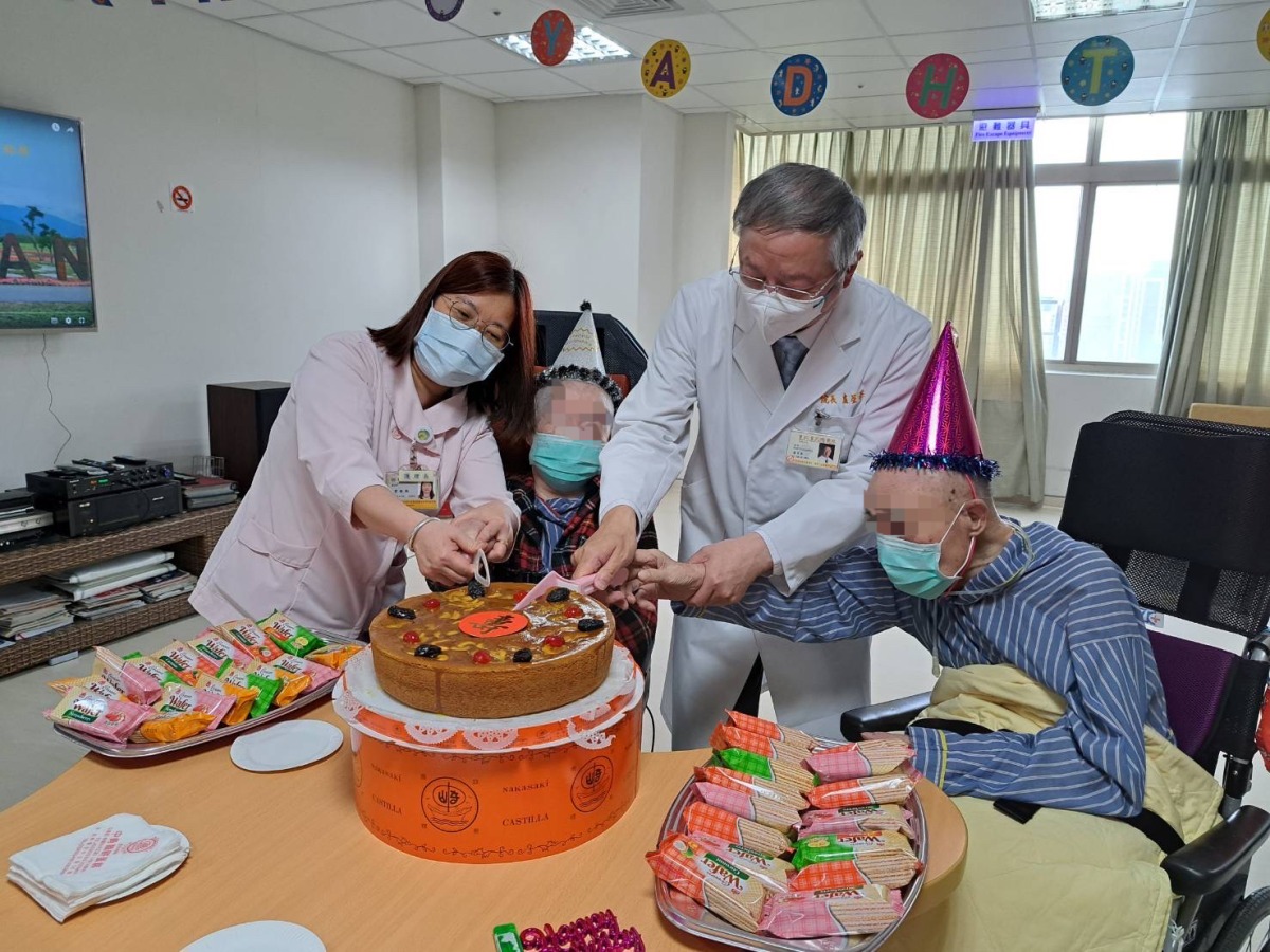 北榮桃園分院護理之家舉辦慶生會 護理師貼心餵長輩吃蛋糕 1 3