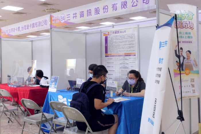 桃園就服處攜手8所大專院校 就業博覽會搶新鮮人 20230301133446510
