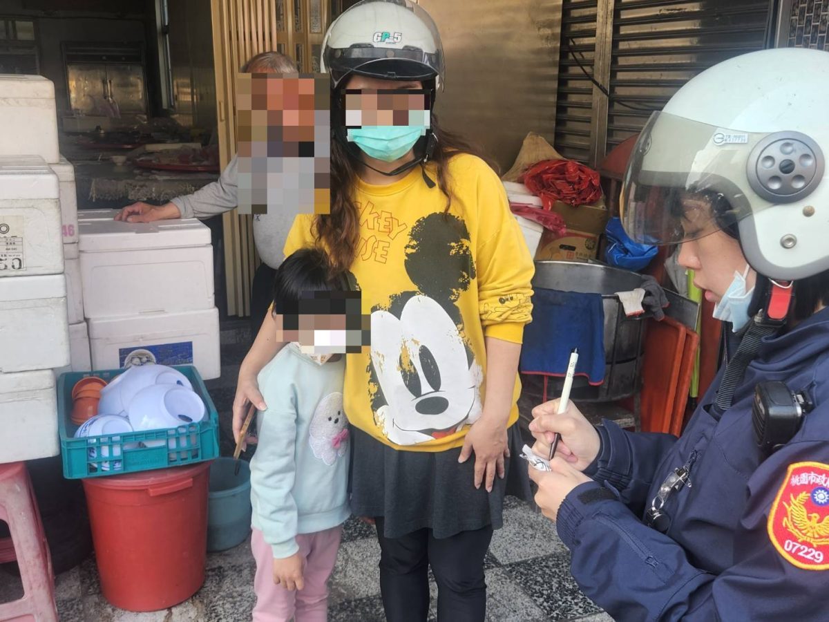 5歲童走失急哭 大溪警靠「米奇」助母女重逢 217829 scaled