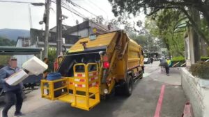 大溪警攜手清潔隊 垃圾車播張善政、黃明昭反詐宣導