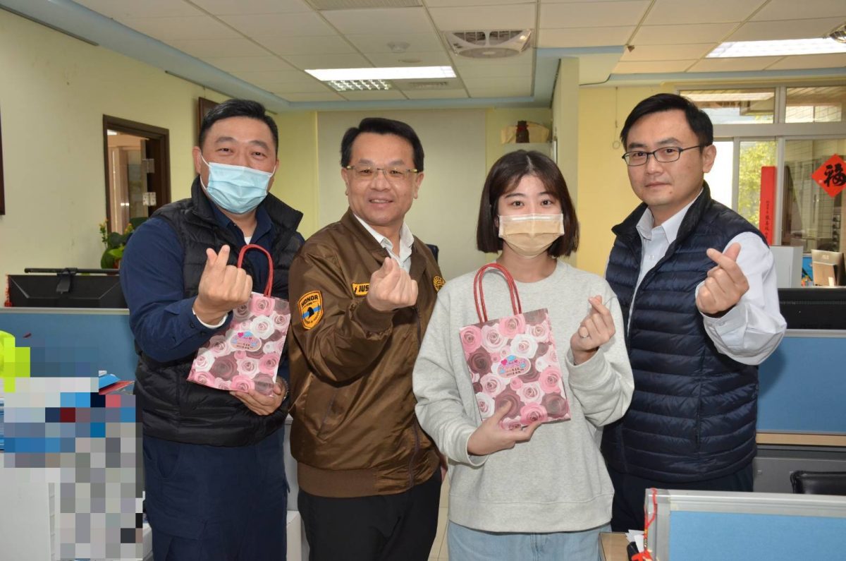 大溪警分局長贈婦女節禮物 女警直呼感動 221151 scaled