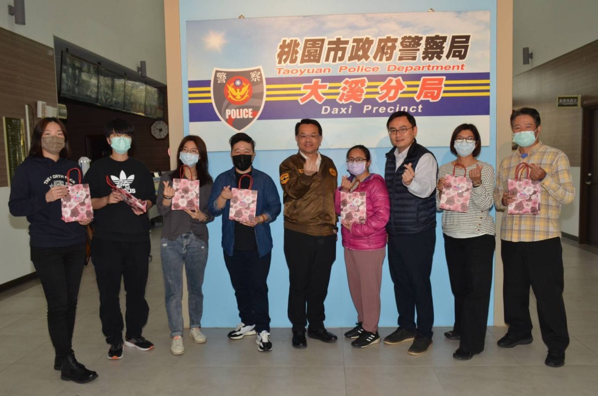 大溪警分局長贈婦女節禮物 女警直呼感動 221157 scaled