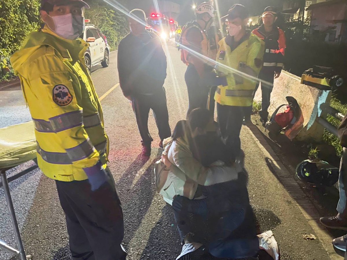 驚險!女駕駛凌晨下班誤闖溝渠 大園警消破窗脫困 241879 scaled