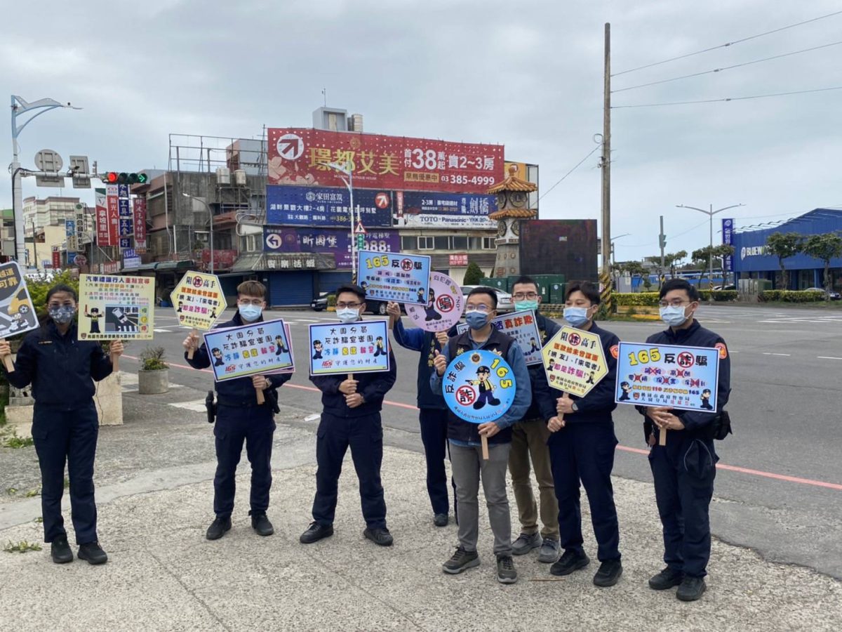 詐騙案頻傳 大園警LED牆、手持看板加強宣導 242825 scaled