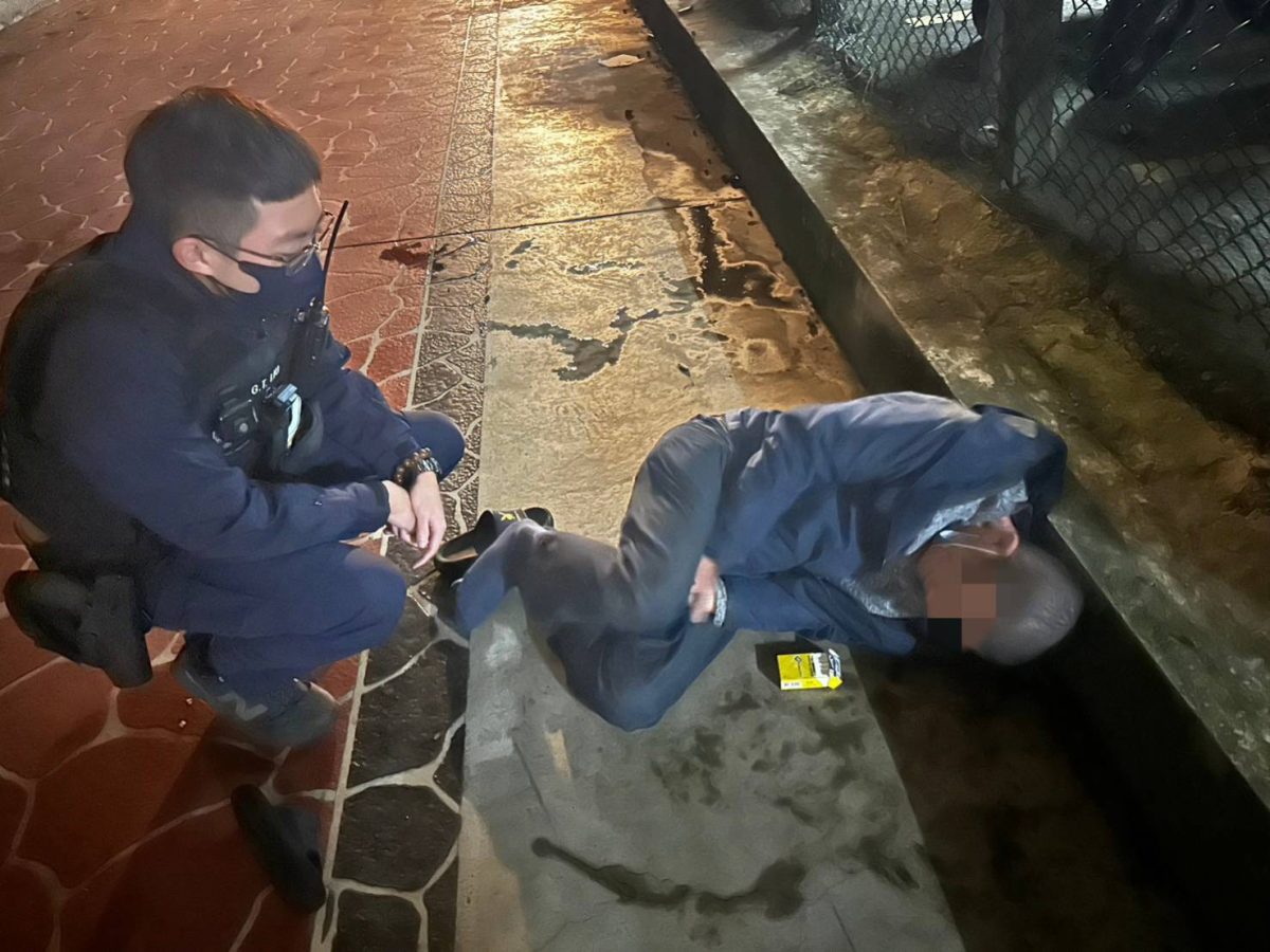 4寶爸經濟壓力大醉倒路旁 觀音警暖心開導 243812 scaled