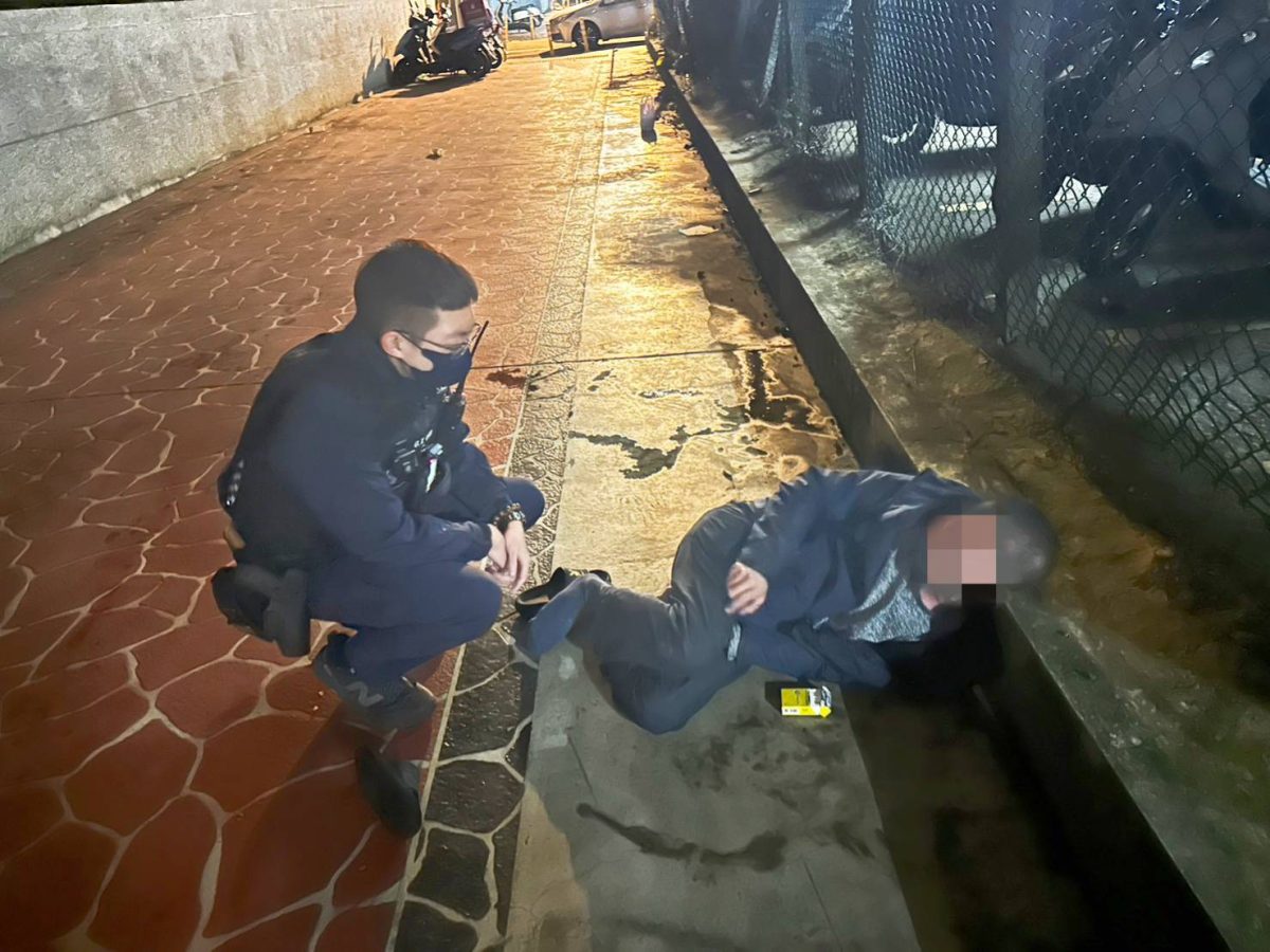 4寶爸經濟壓力大醉倒路旁 觀音警暖心開導 243814 scaled