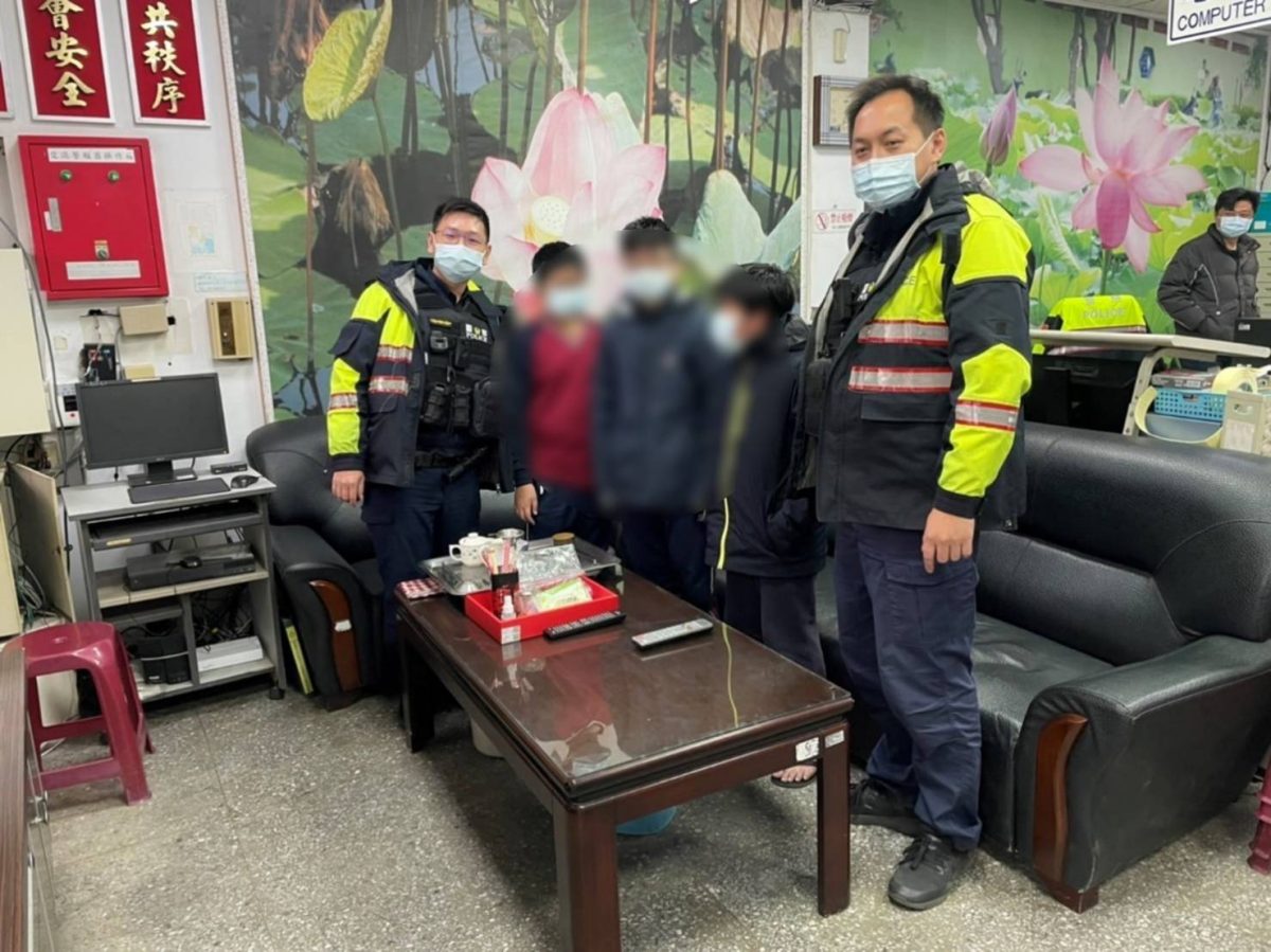 母確診在家隔離!國小兄弟檔放學未返家 觀音警沿路尋人 247415 scaled