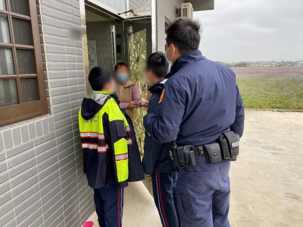 母確診在家隔離!國小兄弟檔放學未返家 觀音警沿路尋人 247417 scaled