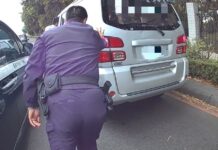 小貨車皮帶斷裂動彈不得 壢警推車解圍