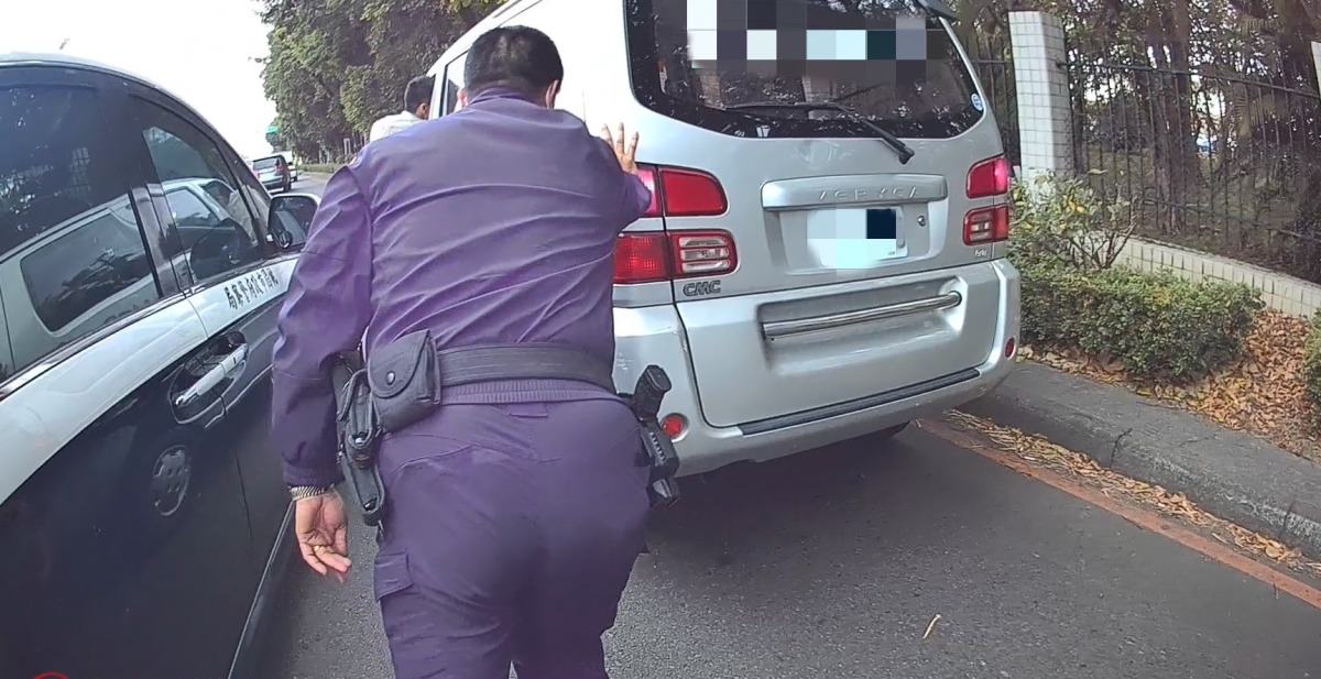 小貨車皮帶斷裂動彈不得 壢警推車解圍 2 副本