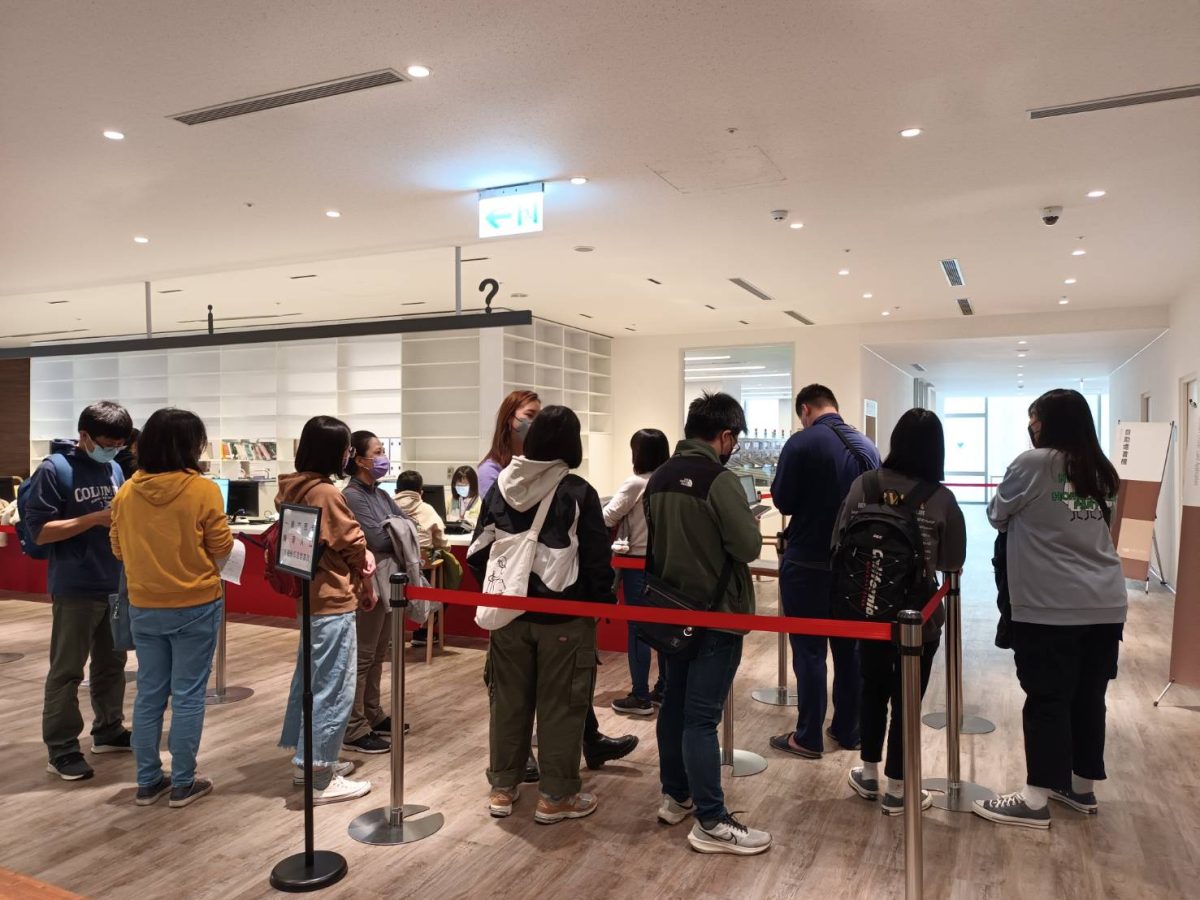桃園藝文特區新地標 新總圖進館人次累積破百萬 2樓櫃檯區 scaled