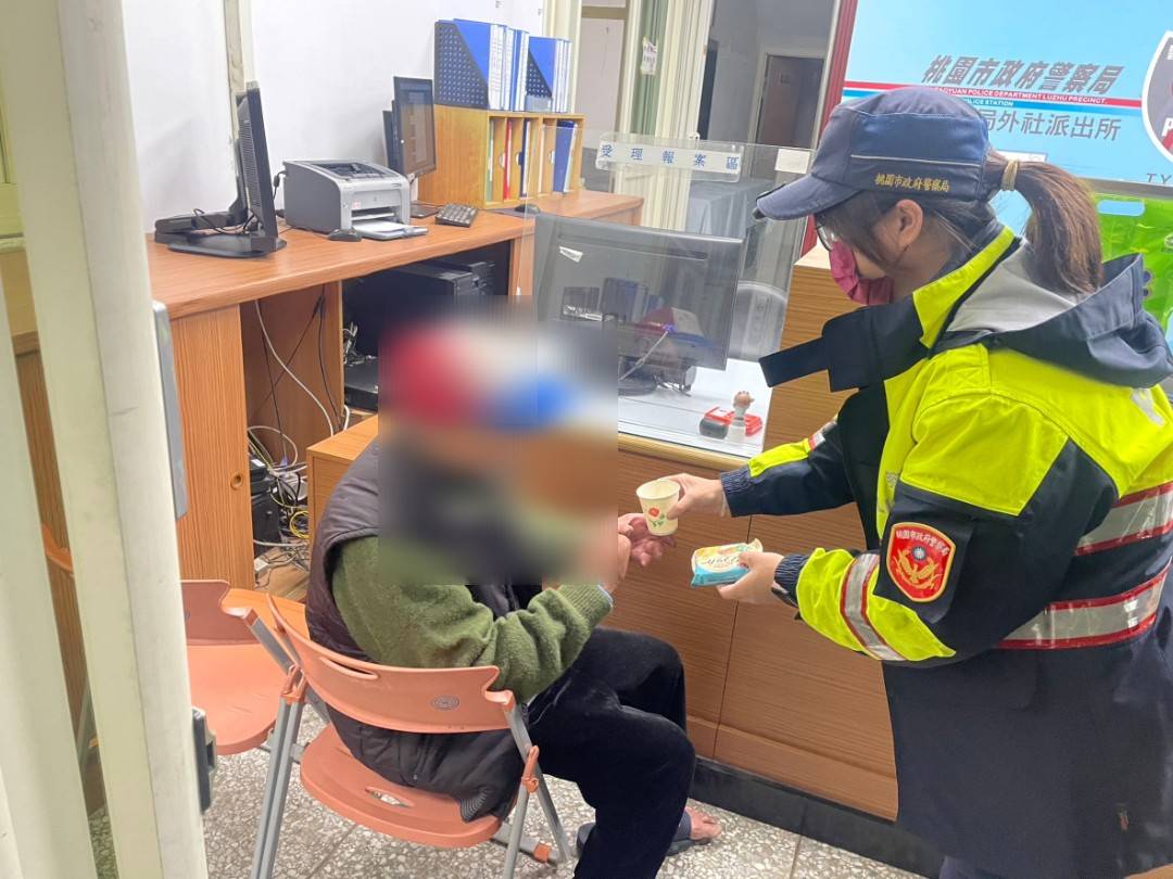 迷途10小時!8旬翁寒風中顫抖 蘆竹暖警及時伸援 468437