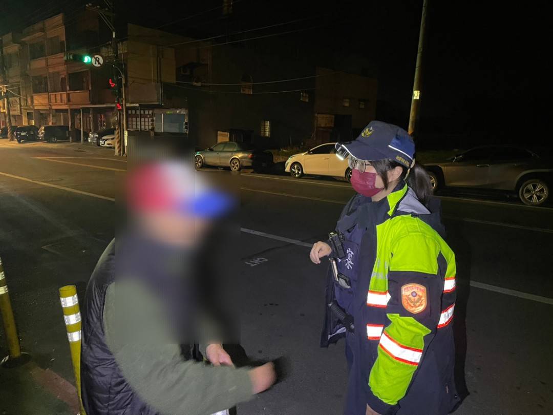 迷途10小時!8旬翁寒風中顫抖 蘆竹暖警及時伸援 468438
