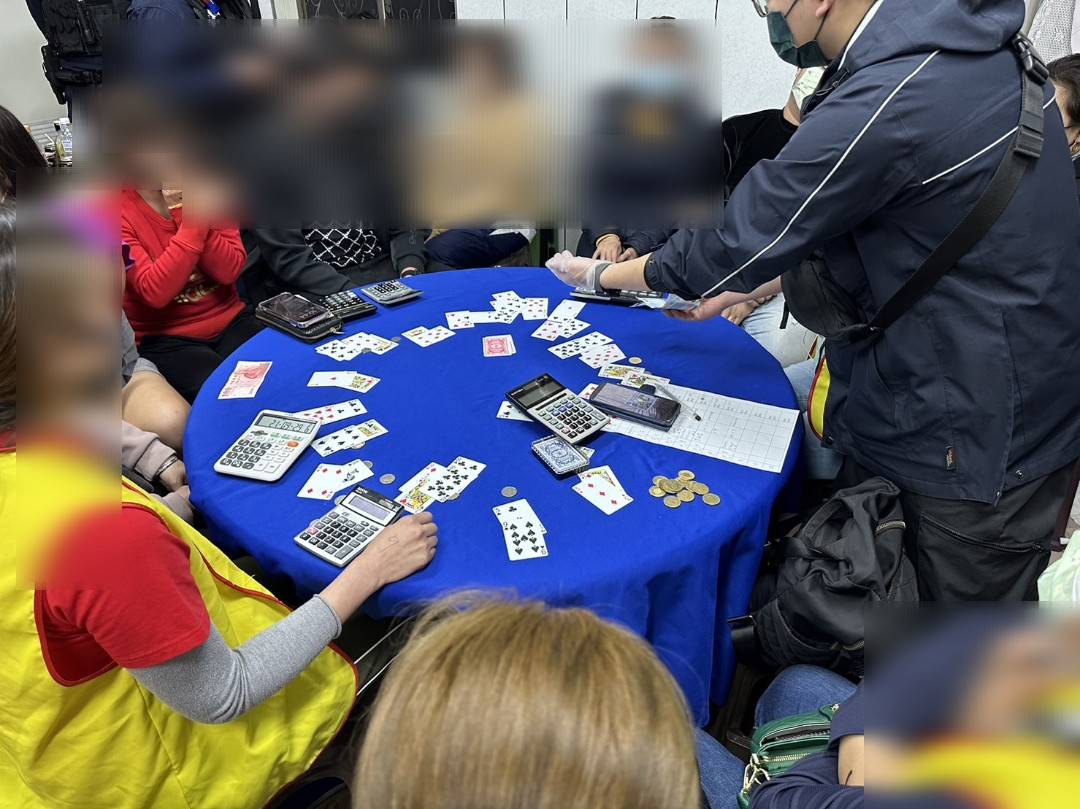 【有片】泰籍乾姐弟小吃店經營賭場 蘆竹警逮23人查扣逾230萬 472435