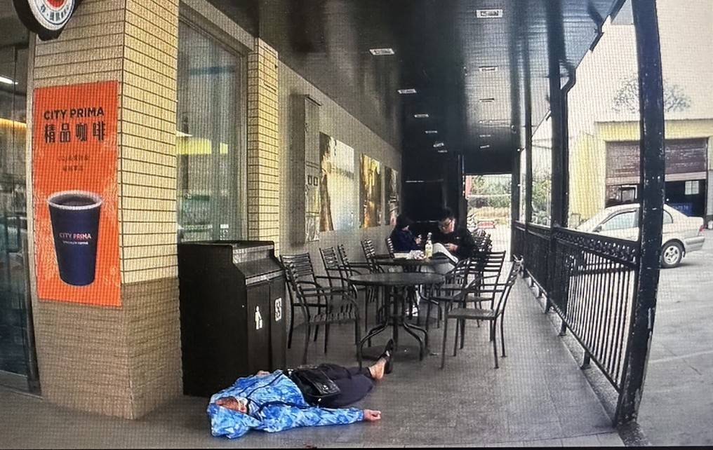 男超商前昏倒半小時無人發現 蘆竹警急叩119救援 473981