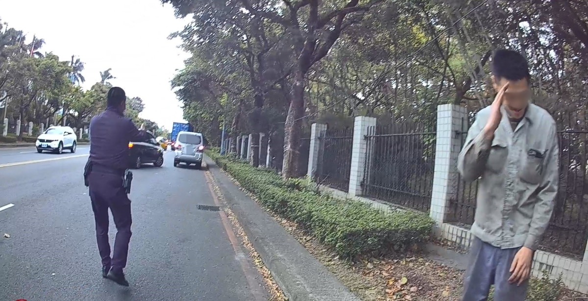 小貨車皮帶斷裂動彈不得 壢警推車解圍 4 副本